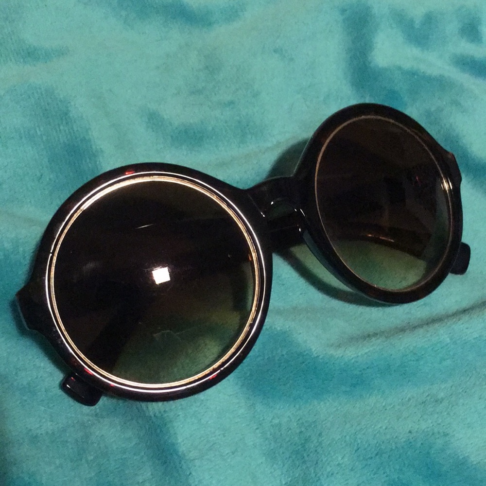 Circle tortoishelle sunglasses